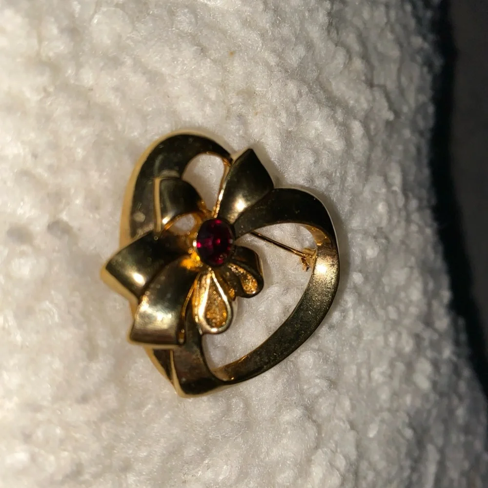 Elegant Gold Heart Brooch with Red Gem‎